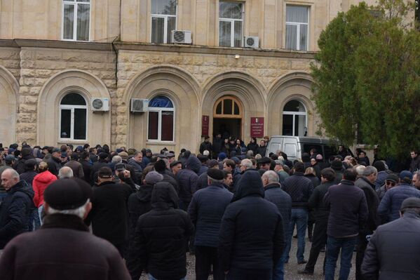 Участники митинга у Администрации президента заявили, что не намерены расходиться до ухода Рауля Хаджимба в отставку и назначения новых выборов. - Sputnik Абхазия