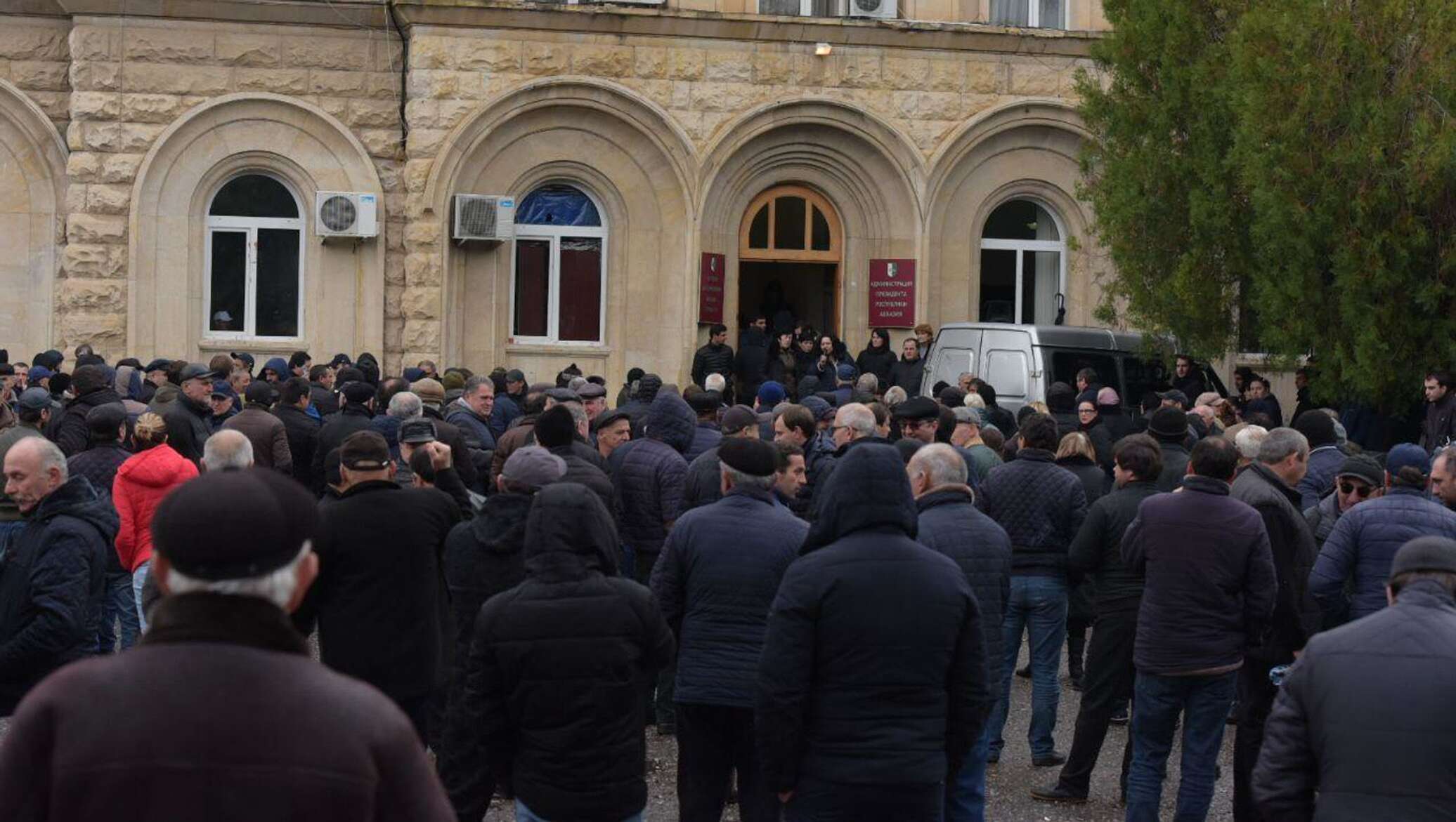 Новости абхазии сегодня последние свежие события. Митинг Абхазия Хаджимба. Элита Абхазии политическая. Новости Абхазии. Шамба Даур война в Абхазии.