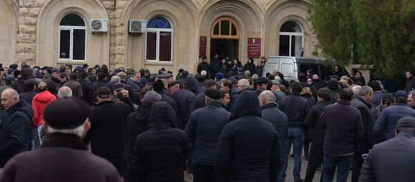 Участники митинга у Администрации президента заявили, что не намерены уходить до ухода Рауля Хаджимба в отставку и назначения новых выборов. Участники митинга у Администрации президента заявили, что не намерены уходить до ухода Рауля Хаджимба в отставку и назначения новых выборов. - Sputnik Абхазия