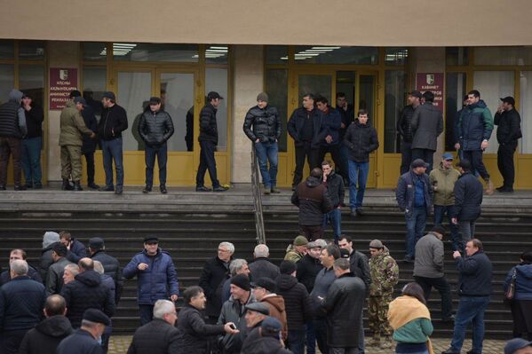 10 января у Администрации президента собрались и сторонники действующего президента Рауля Хаджимба.  - Sputnik Абхазия