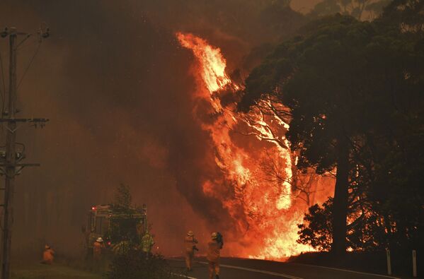  Пожарные возле австралийского города Билпин - Sputnik Абхазия