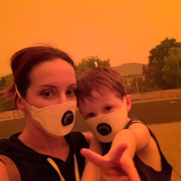 Мама с сыном в защитных масках во время лесных пожаров в Австралии - Sputnik Абхазия