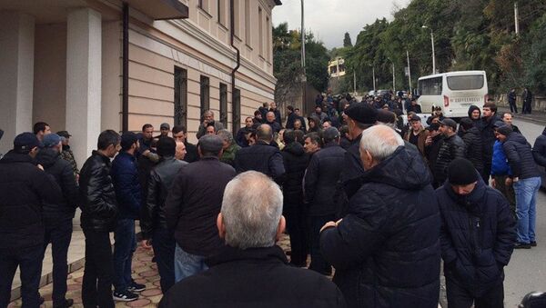 Сторонники Хаджимба у здания суда - Sputnik Абхазия