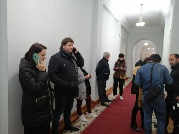 Журналисты ждут в коридоре начала заседания Парламента - Sputnik Абхазия