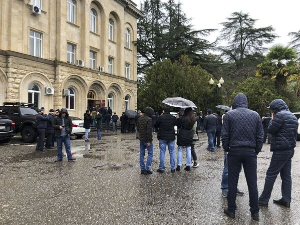 Митинг сторонников оппозиции у здания Администрации президента Абхазии продолжается четвертый день. - Sputnik Абхазия