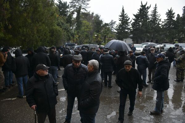 Аслан Бжания вышел к протестующим у Администрации и рассказал об итогах встречи с Хаджимба. - Sputnik Абхазия