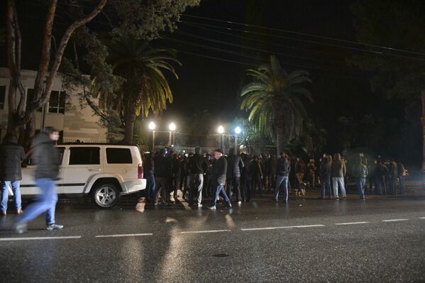Вечером протестующие начали перемещаться от здания Администрации президента к госдаче, где сейчас находится Хаджимба - Sputnik Абхазия