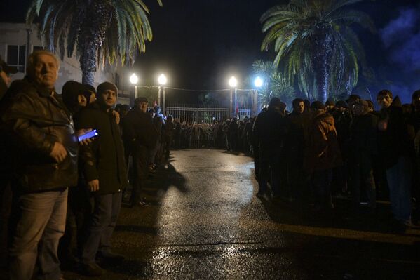 Попыток прорваться через главные ворота митингующие не предпринимали.
 - Sputnik Абхазия
