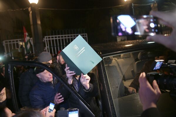 Протестующим показали подписанное Хаджимба заявление об отставке - Sputnik Абхазия