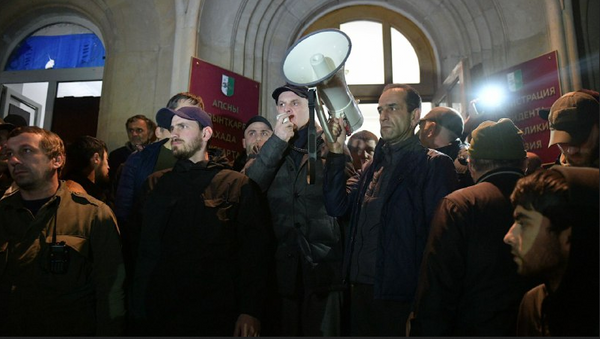 ЦИК, переговоры, отставка: чем закончились акции протеста в Сухуме - Sputnik Абхазия