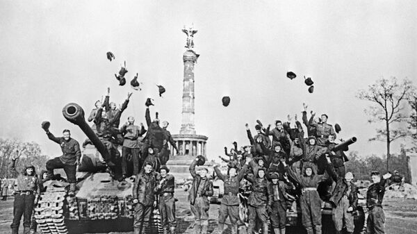 Великая Отечественная война 1941-1945 годов. Советские танкисты радуются победе. Берлин, май 1945 года. - Sputnik Аҧсны
