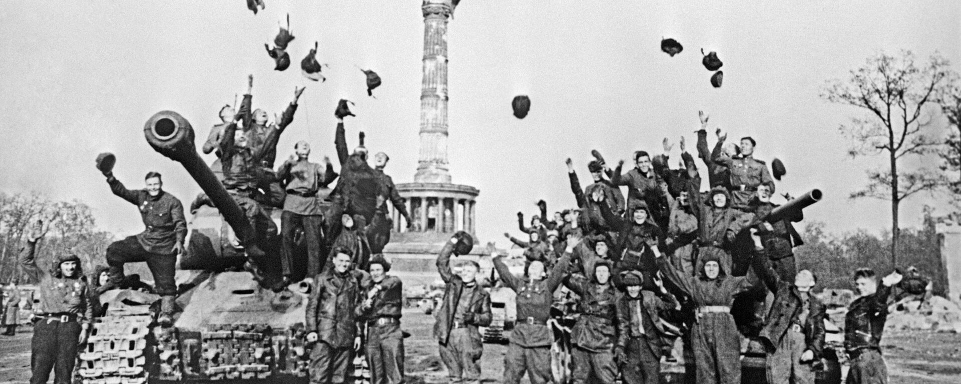 Великая Отечественная война 1941-1945 годов. Советские танкисты радуются победе. Берлин, май 1945 года. - Sputnik Аҧсны, 1920, 01.05.2022