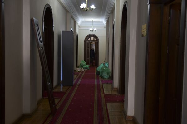 В результате штурма пострадало здание Администрации президента и Кабинета министров - были выломаны окна, повреждено имущество и документы.  - Sputnik Абхазия