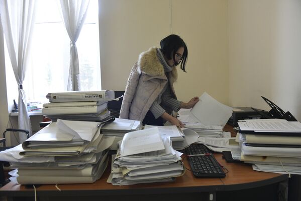 Сотрудники канцелярии пытаются привести в порядок государственные документы после штурма.  - Sputnik Абхазия