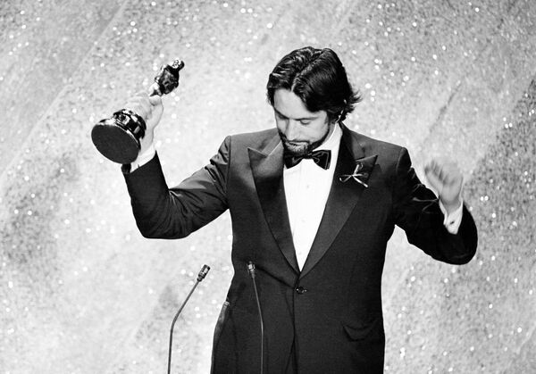 Актер Роберт Де Ниро со статуэткой на церемонии вручения премии Оскар в Лос-Анджелесе  - Sputnik Абхазия