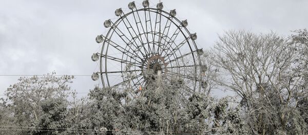 Колесо обозрения, покрытое пеплом вулкана Тааль - Sputnik Абхазия
