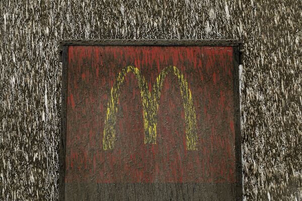 Табличка закусочной McDonald's, покрытая вулканическим пеплом, Филиппины - Sputnik Абхазия