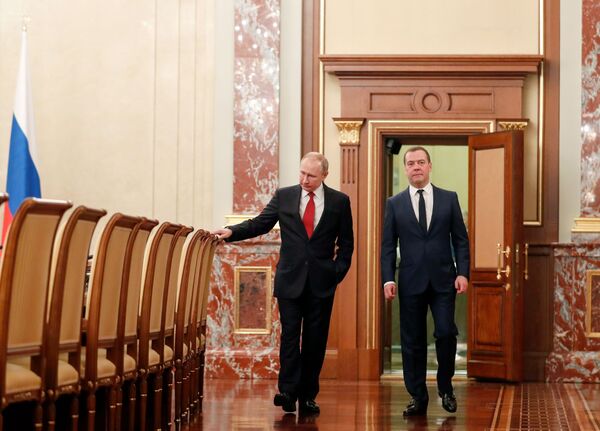 Владимир Путин и Дмитрий Медведев перед встречей с членами российского правительства, на которой шла речь об отставке кабинета министров - Sputnik Абхазия