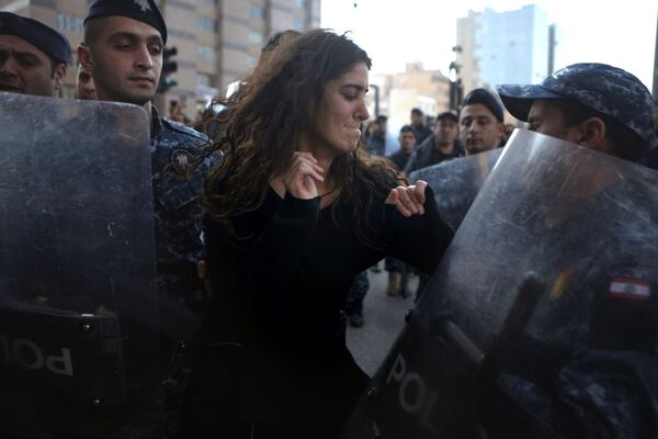 Участница протестов и полицейские в Бейруте - Sputnik Абхазия