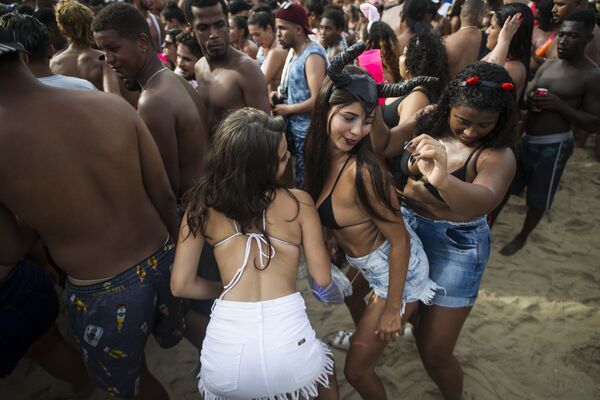 Вечеринка на пляже Копакабана в Рио-де-Жанейро, посвященная скорому началу ежегодного карнавала - Sputnik Абхазия