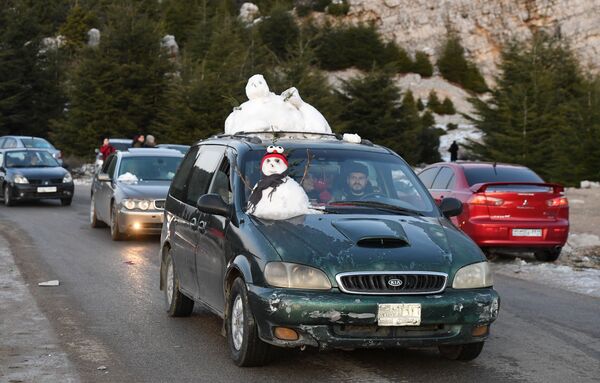 Сирийцы привозят на машинах снег с гор на побережье в Латакии - Sputnik Абхазия