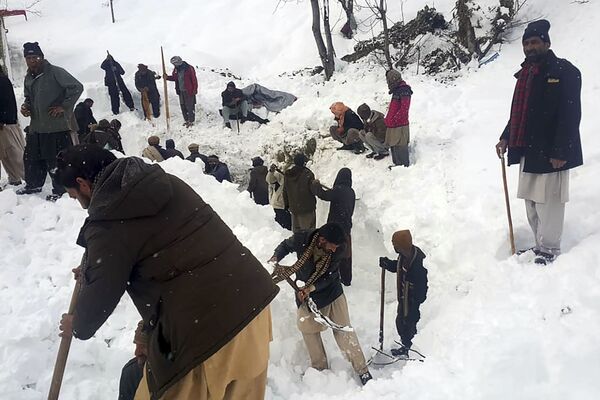 Местные жители ищут жертв схода снежной лавины в пакистанском Кашмире - Sputnik Абхазия