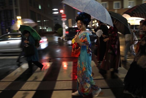 Японка в кимоно в городе Оита - Sputnik Абхазия