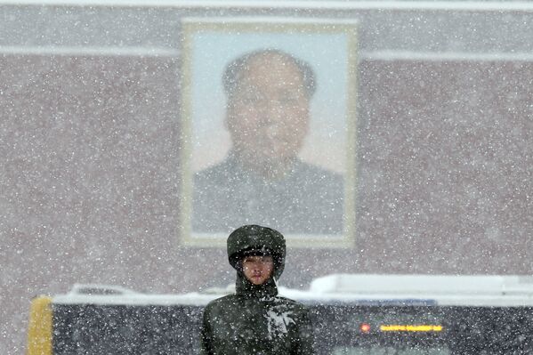 Китайский полицейский на площади Тяньаньмэнь в Пекине во время снегопада  - Sputnik Абхазия