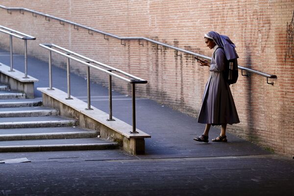  Монахиня с телефоном возле Ватикана, Рим - Sputnik Абхазия
