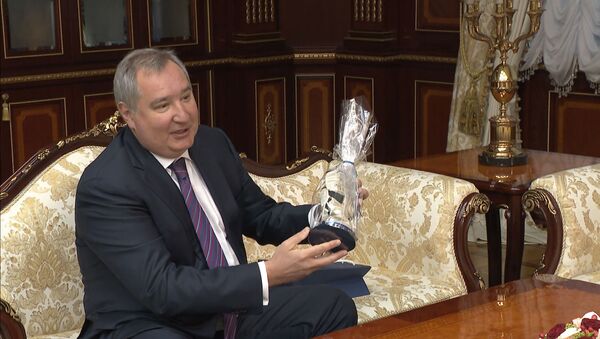 Рогозин подарил Лукашенко перчатку космонавта - Sputnik Абхазия