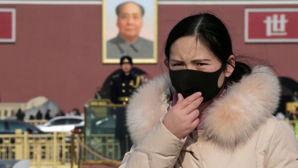 Турист в маске посещает площадь Тяньаньмэнь в Пекине - Sputnik Абхазия