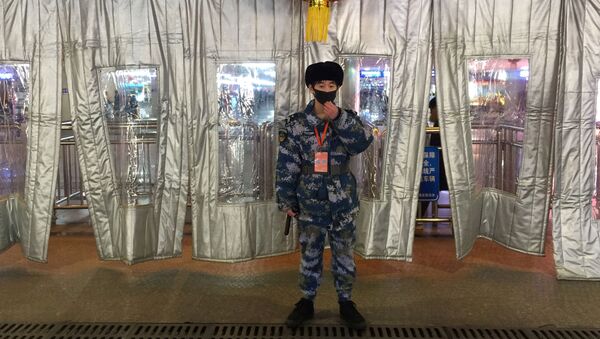 Охранник в маске на вокзале Пекина  - Sputnik Абхазия