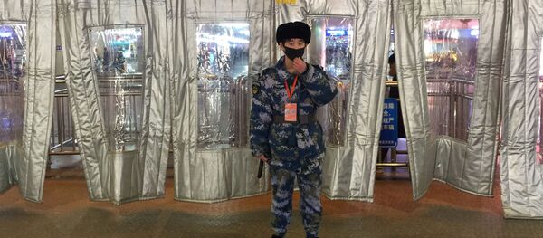 Охранник в маске на вокзале Пекина Охранник в маске на вокзале Пекина - Sputnik Абхазия