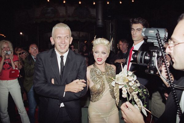Модельер Жан-Поль Готье и певица Мадонна на показе его коллекции сезона весна-лето 1995 года - Sputnik Абхазия