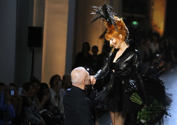 Французский модельер Жан-Поль Готье с певицей Милен Фармер во время показа в Париже - Sputnik Абхазия