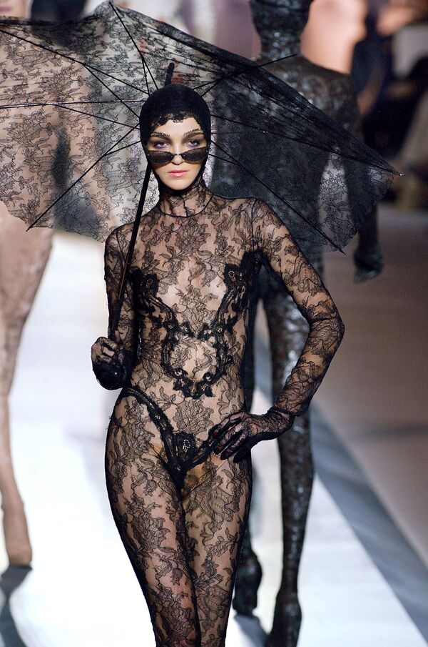 Итальянская модель Мариякарла Босконо представляет творение Жан-Поля Готье в Париже, 2003 год.  - Sputnik Абхазия