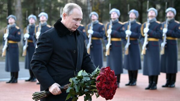Владимир Путин на церемонии возложения цветов к монументу Рубежный камень - Sputnik Аҧсны