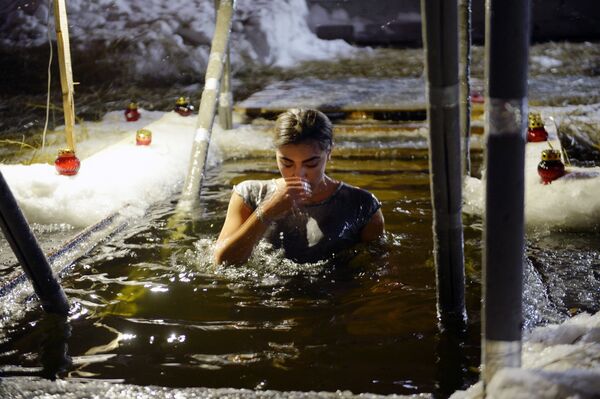 Женщина во время крещенских купаний на Верх-Исетском пруду в Екатеринбурге - Sputnik Абхазия