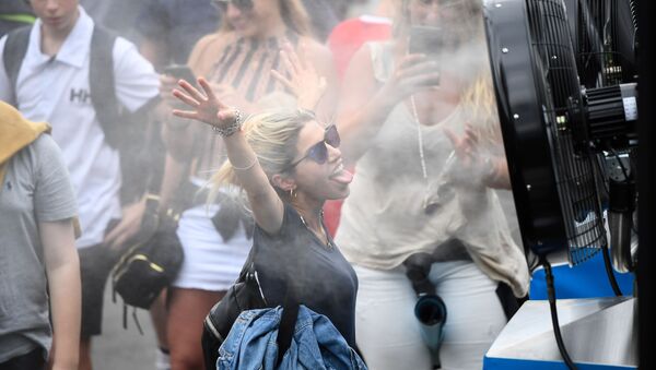 Девушка охлаждается у кондиционера во время Открытого чемпионата Австралии по теннису в Мельбурне - Sputnik Абхазия