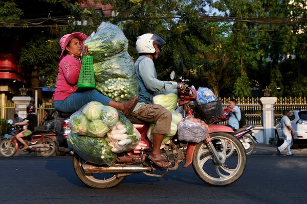 Местные жители перевозят овощи в городе Пномпень, Камбоджа. - Sputnik Абхазия