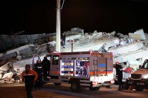 Спасатели на месте землетрясения на востоке Турции - Sputnik Абхазия