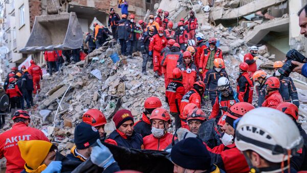 Спасатели работают среди обломков здания после землетрясения в Элязыге, восточная Турция - Sputnik Абхазия