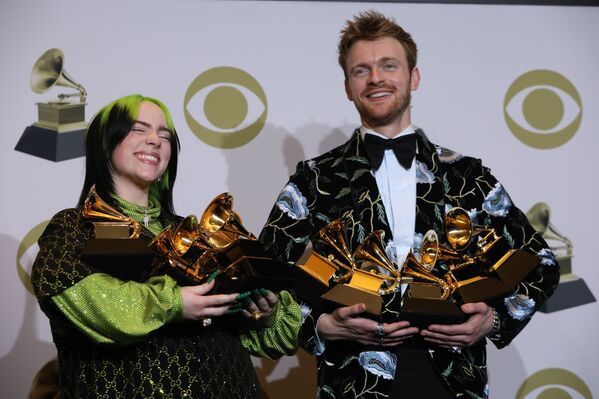 Певица Билли Айлиш с наградами после вручения премии Грэмми в Лос-Анджелесе  - Sputnik Абхазия