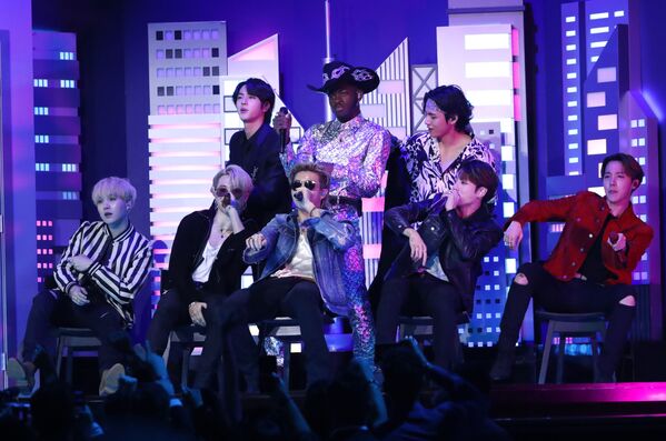 Рэпер Lil' Nas X во время выступления с южнокорейской группой BTS на церемонии вручения Грэмми в Лос-Анджелесе  - Sputnik Абхазия