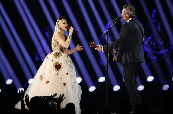 Певица Гвен Стефани во время выступления с певцом Блэйком Шелтоном на церемонии вручения Грэмми в Лос-Анджелесе - Sputnik Абхазия