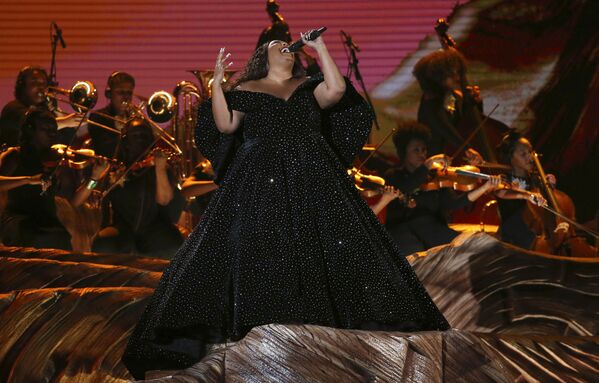 Певица Lizzo во время выступления на церемонии вручения Грэмми в Лос-Анджелесе - Sputnik Абхазия