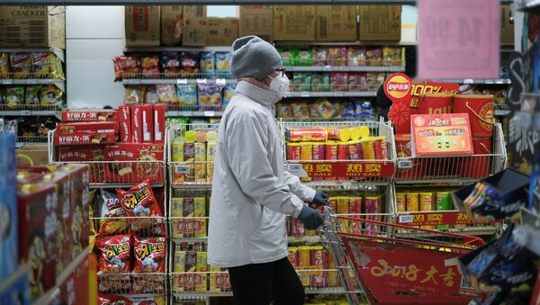 Женщина в защитной маске в китайском супермаркете - Sputnik Абхазия