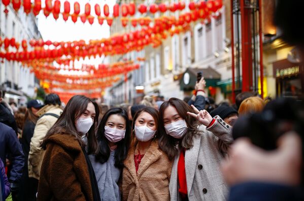 Люди в медицинских масках во время празднования Китайского нового года в районе Чайна-таун в Лондоне - Sputnik Абхазия