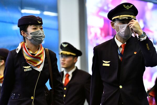 Экипаж воздушного судна в медицинских маска в аэропорту Ванкувера в Ричмонде, Канада - Sputnik Абхазия