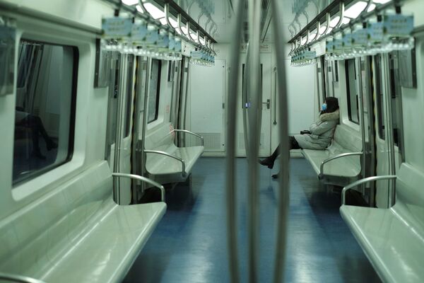 Девушка в маске в метро в Пекине  - Sputnik Абхазия